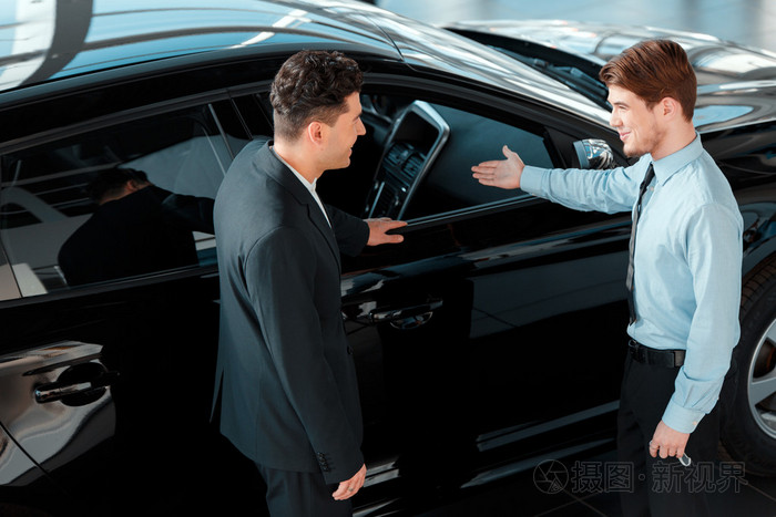 汽車(chē)銷(xiāo)售員和顧客談話(huà)
